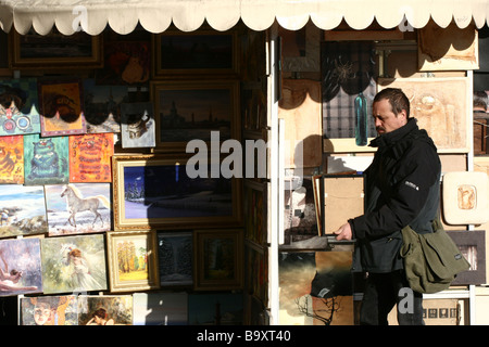 San Pietroburgo (Russia), 2006. Mercato per i turisti a nevsky prospek: quadri e fotografie Foto Stock