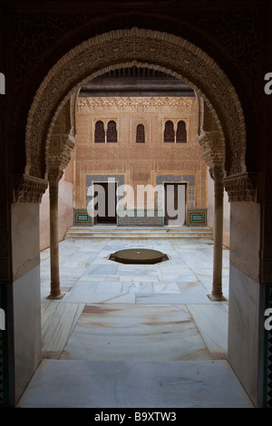 Dettagli architettonici in Comares in Nasrid Palace nell'Alhambra di Granada Spagna Foto Stock