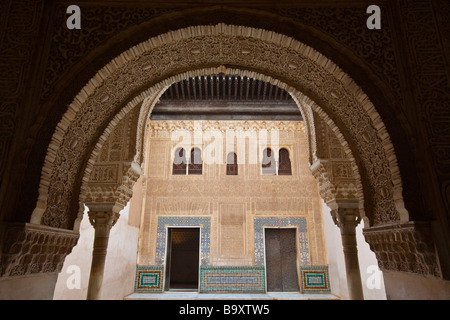 Dettagli architettonici in Comares in Nasrid Palace nell'Alhambra di Granada Spagna Foto Stock