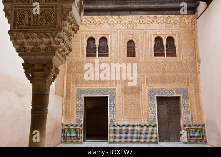 Dettagli architettonici in Comares in Nasrid Palace nell'Alhambra di Granada Spagna Foto Stock