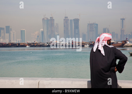 Doha in Qatar. Uomo arabo indossando il tradizionale copricapo, il kaffiya  o ghutra, sormontato dal cavo nero noto come un (agal egal Foto stock -  Alamy