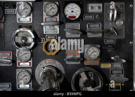 Il pannello di controllo su pumper fire carrello Foto Stock