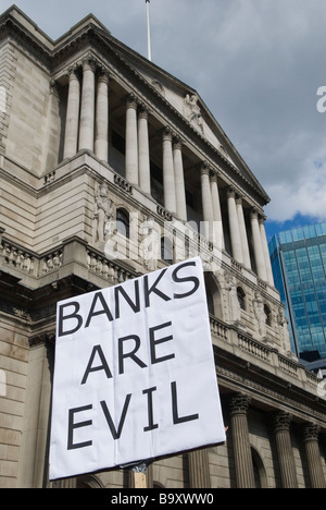 G20 Stop the City, 2009 protesta fuori dalla Bank of England a causa della recessione e della stretta creditizia. 2000 REGNO UNITO HOMER SYKES Foto Stock