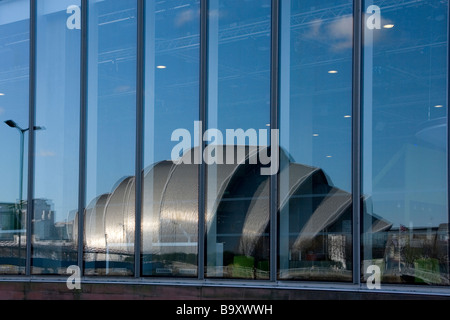 Una riflessione del l'Armadillo edificio al SECC, che sorge sulle rive del fiume Clyde, Glasgow Foto Stock
