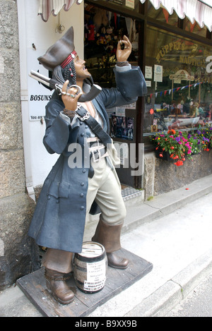 Statua del pirata nello stile di Jack Sparrow film carattere, Looe, Cornwall, Regno Unito Foto Stock