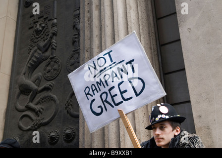 Credit Crunch G20 protesta fuori Banca d'Inghilterra Threadneedle Street 1 aprile 2009 uomo protester non rampante avidità segno 2000 Regno Unito OMERO SYKES Foto Stock