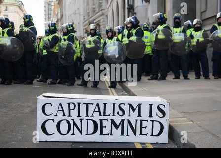 Credit Crunch G20 protestare fuori Bank of England Threadneedle Street 1 aprile 2009 Bara scatola sagomata del capitalismo è condannato 2000s HOMER SYKES Foto Stock