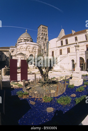 SW di Angouleme Francia, l'abside e la cupola e il campanile della cattedrale, il Museo di Angouleme e il suo giardino. Foto Stock