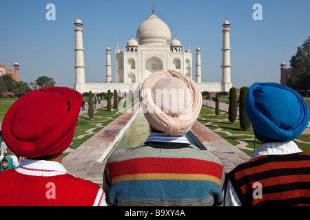 Tre indiani uomini Sikh al Taj Mahal in Agra India Foto Stock