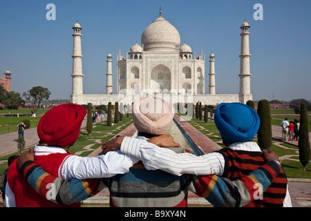 Tre indiani uomini Sikh al Taj Mahal in Agra India Foto Stock