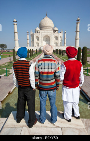 Tre indiani uomini Sikh al Taj Mahal in Agra India Foto Stock