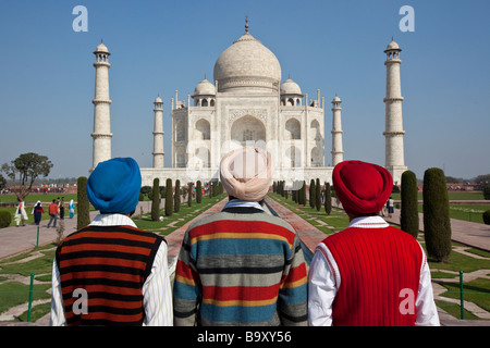 Tre indiani uomini Sikh al Taj Mahal in Agra India Foto Stock