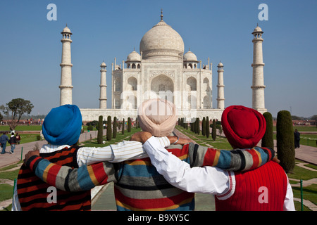 Tre indiani uomini Sikh al Taj Mahal in Agra India Foto Stock