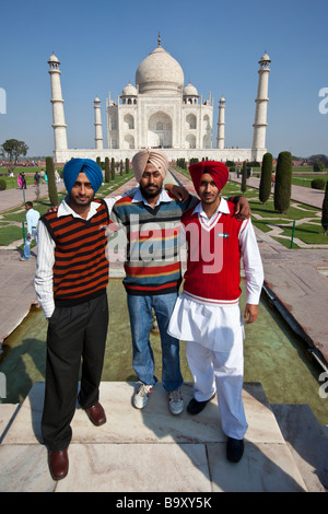 Tre indiani uomini Sikh al Taj Mahal in Agra India Foto Stock