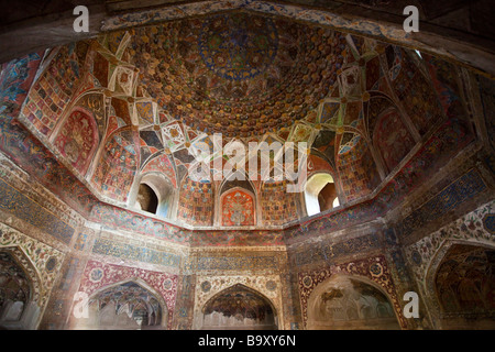 Cupola all'interno della tomba di Chini Ka Rauza in Agra India Foto Stock