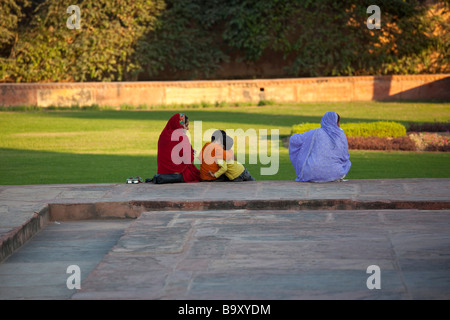 Famiglia indiana al Itmad Ud Daulah tomba in Agra India Foto Stock