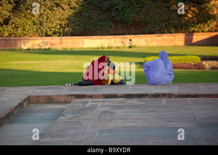 Famiglia indiana al Itmad Ud Daulah tomba in Agra India Foto Stock