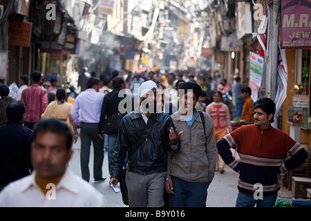 Affollata Strada Pedonale nella Vecchia Delhi India Foto Stock