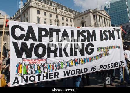 Crisi finanziaria 2008 2009 Credit Crunch G20 protesta fuori dalla Bank of England Threadneedle Street Londra. Il capitalismo non sta funzionando il Regno Unito di OMERO SYKES del 2000 Foto Stock