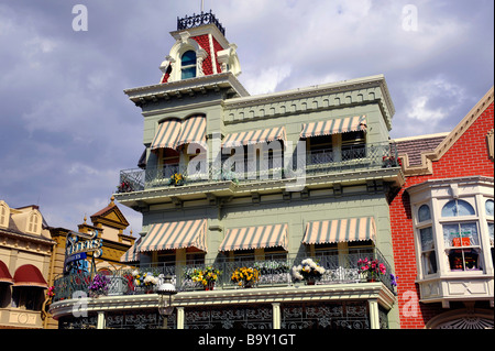 Negozio di fiori in scatole di finestra lungo la strada principale di Walt Disney il Parco a Tema del Regno Magico di Orlando in Florida centrale Foto Stock