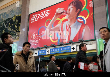 Coca Cola cartellone con atleta cinese Liu Xiang nella stazione ferroviaria di Pechino. 13-Mar-2009 Foto Stock