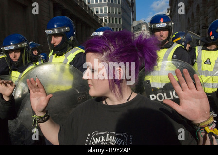 G20 protesta. 2009 Credit Crunch interrompere la città di marzo e manifestazione contro il capitalismo. Giovane donna punk anarchico 2000S UK HOMER SYKES Foto Stock