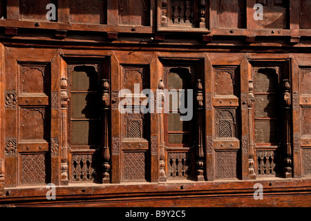 Bella e riccamente intagliato legno del dissapearing rapidamente vecchie case di Almora's bazaar principale, Uttaranchal, India Foto Stock