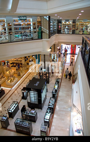 Interno del diamante Plaza Shopping Center nel centro di Ho Chi Minh City Vietnam Foto Stock