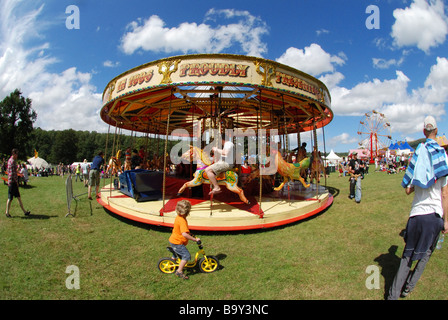 Giostra a Big Chill Festival Musicale bambino sulla bici orologi Foto Stock