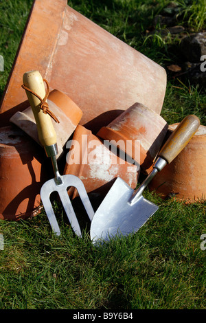 Vasi di terracotta con utensili a mano Foto Stock