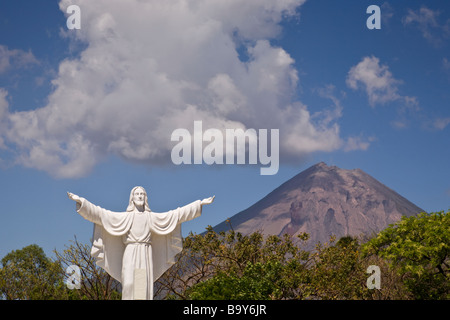 Statua di Gesù al Cementerio Los Angeles in Moyogalpa, Nicaragua sull isola di Ometepe con il Volcan Concepcion profila dietro. Foto Stock