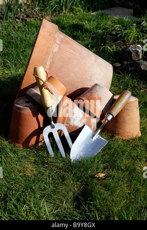 Vasi di terracotta con utensili a mano Foto Stock