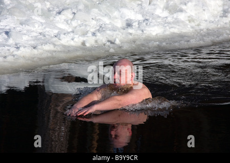 Inverno nuotatore immersioni in acqua ghiacciata Foto Stock