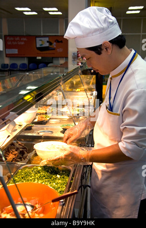 Lo Chef rendendo Pho riso vietnamita zuppa di noodle al dall'Aeroporto Internazionale di Tan Son Nhat serve la città di Ho Chi Minh Vietnam Foto Stock