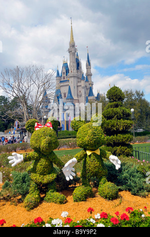 Topiaries di Topolino e Minnie Mouse di Walt Disney il Parco a Tema del Regno Magico di Orlando in Florida centrale Foto Stock