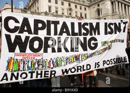 Anti capitalismo contestatori tenendo un banner durante una dimostrazione al di fuori della Banca di Inghilterra Foto Stock