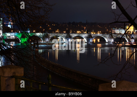 Charles Bridge pier vista di notte e il fiume Moldava, Praga, Repubblica Ceca. Foto Stock