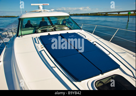 Prua di powerboat sul fiume in Florida USA Bug einer Motoryacht auf einem Fluss in Florida USA Foto Stock