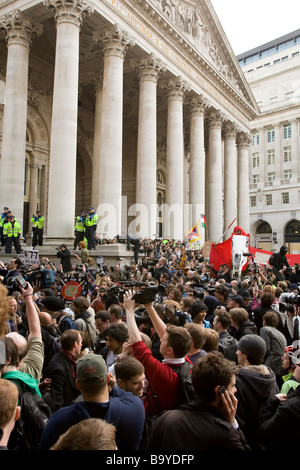 Contro la globalizzazione e il capitalismo dimostranti fuori la Banca d'Inghilterra Foto Stock