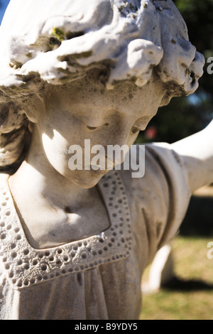 A forma di angolo antica lapide di una tomba scavata dal marmo Foto Stock