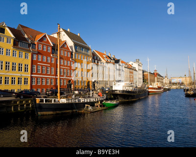 Mattina a Nyhavn (nuovo) del Porto di Copenhagen, Danimarca. Foto Stock