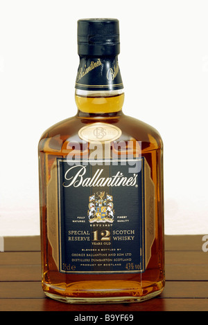 Una bottiglia di Scotch Ballantines dodici anni whiskey - bottiglia di whisky sul tavolo. Sfondo bianco ritaglio. Foto Stock