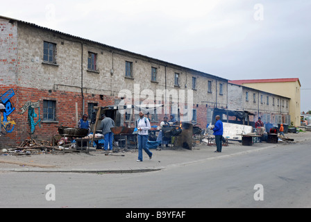 A due piani degli ostelli in mattoni, alloggiamento singolo uomini di lavoro nei giorni dell'apartheid, Langa Township, Cape Town, Sud Africa Foto Stock