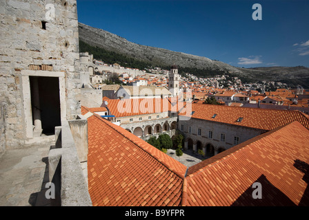 Vista del convento di Santa Chiara dalla città vecchia parete, Dubrovnik, Croazia Foto Stock