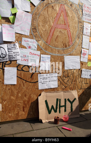 Messaggi di protesta postato su una scheda al di fuori della Banca di Inghilterra durante il 2009 vertice G20 di Londra, Regno Unito. Foto Stock