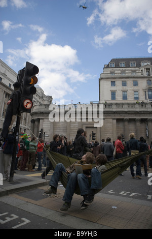 Proteste rilassarsi con un elicottero della polizia in bilico sopra durante la demo contro il vertice del G20 di Londra il 1 aprile 2009 Foto Stock