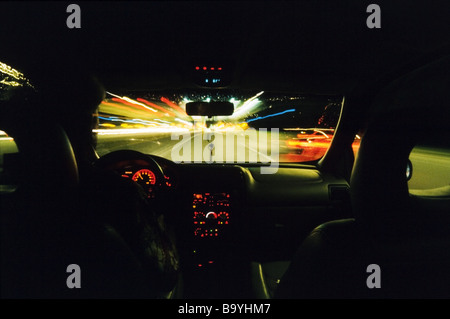 La guida di notte, visto dall'interno auto, effetti di movimento,occupato autostrade con il traffico, Miami Foto Stock