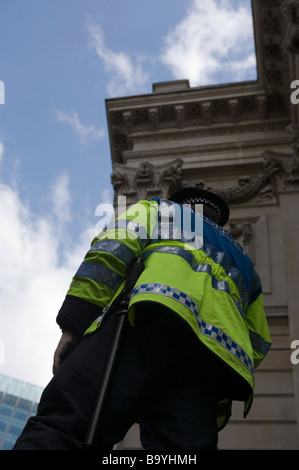 Lone funzionario di polizia sta di guardia durante le proteste nella città di Londra contro il vertice del G20, 1 Aprile 2009 Foto Stock