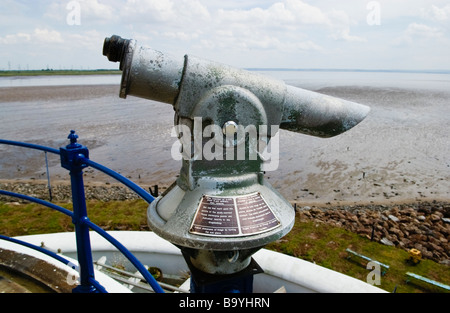 Telescopio presso il West Usk Lighthouse bed and breakfast vicino la città di Newport Gwent affacciato sul Usk e Severn Estuary Foto Stock