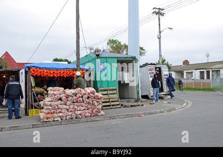 I contenitori di spedizione utilizzati come negozi, verde drogheria, barbiere e Phone Booth, Langa Township, Cape Town, Sud Africa Foto Stock